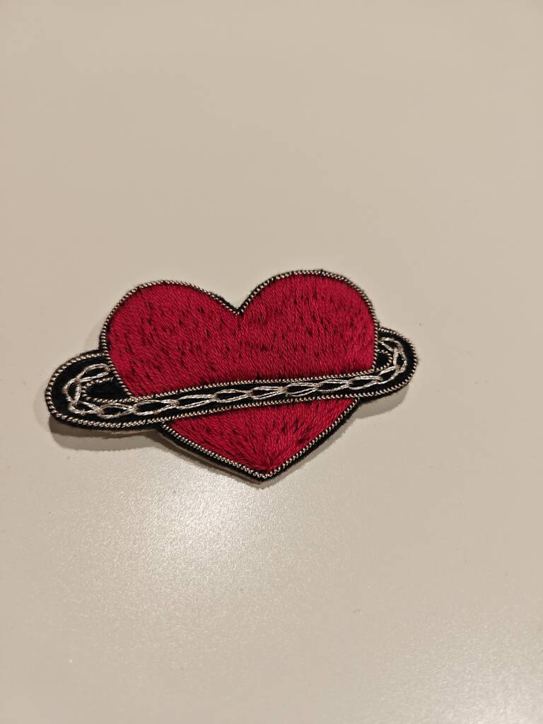 BROCHE BRODEE COEUR SATURNE