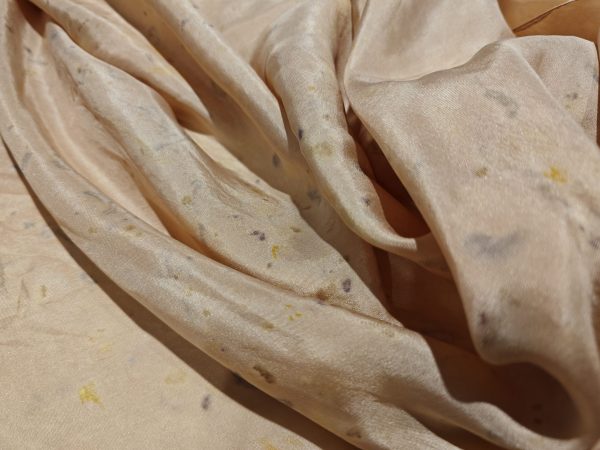 CARRE DE SOIE 70X70 - TEINT A LA PEAU D'AVOCAT ET EMPREINTES FLORALES ET POLLEN