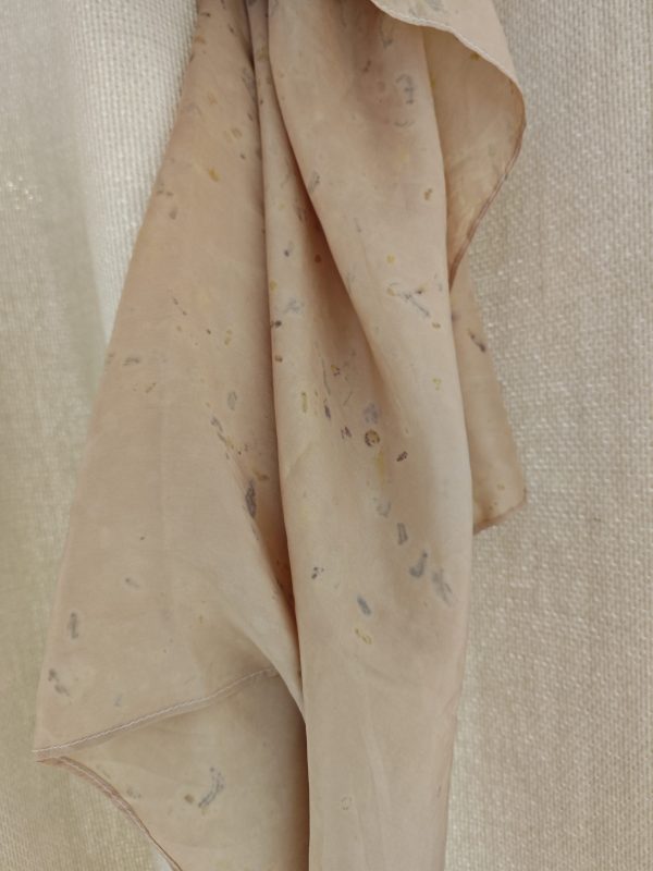 CARRE DE SOIE 70X70 - TEINT A LA PEAU D'AVOCAT ET EMPREINTES FLORALES ET POLLEN