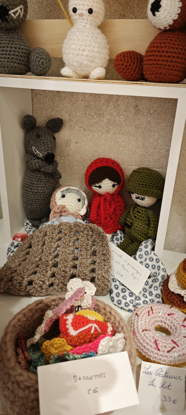 IMG_20241221_131134 TABLEAU 4 PERSONNAGES LE PETIT CHAPERON ROUGE + LIT CHAUFFANT + SAC