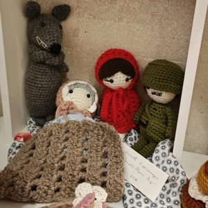 IMG_20241221_131134 TABLEAU 4 PERSONNAGES LE PETIT CHAPERON ROUGE + LIT CHAUFFANT + SAC