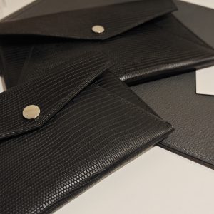 IMG_20251122_143812 POCHETTE ENVELOPPE CUIR GRAINE NOIR OU LISSE CAMEL